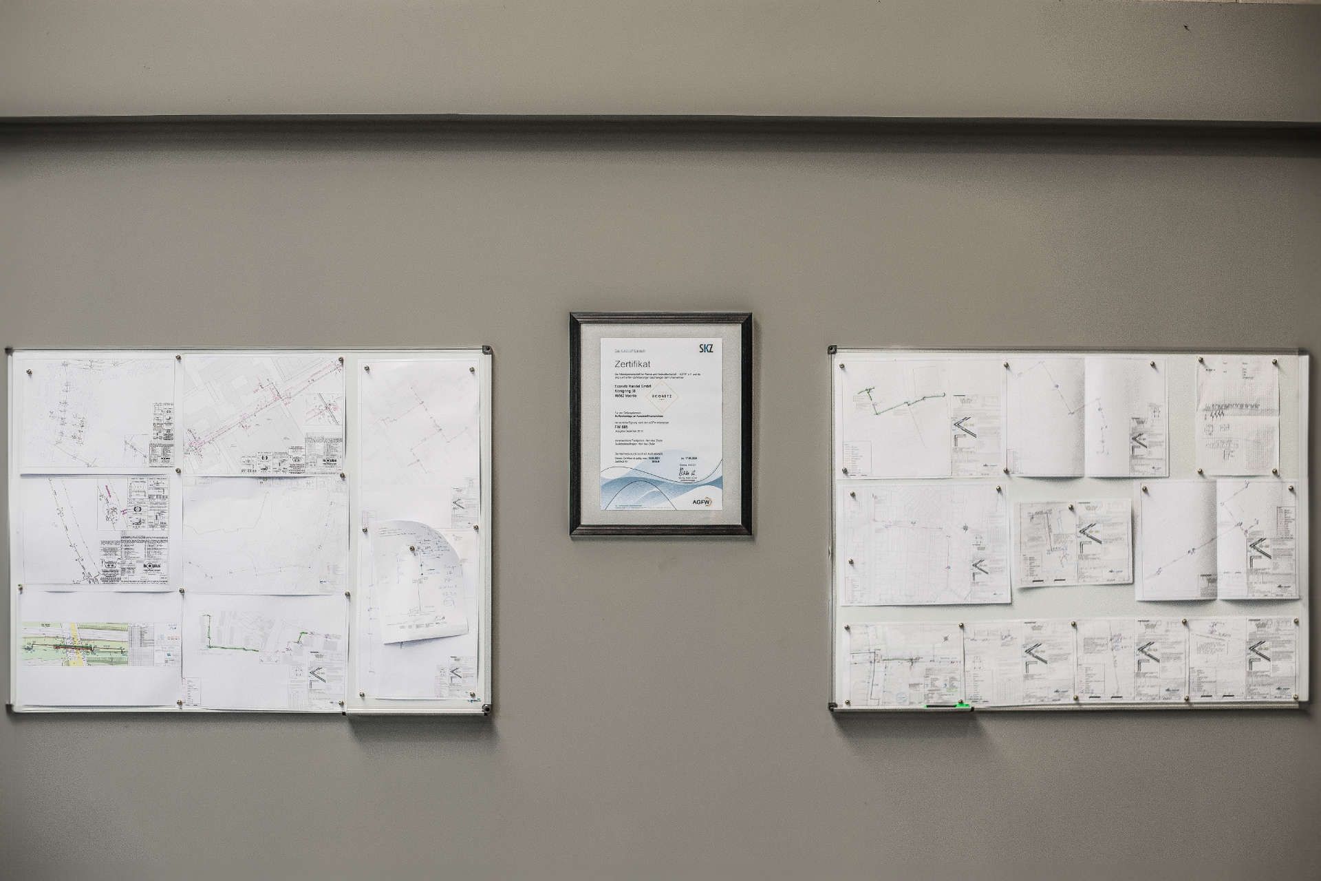 Baupläne an einer Wand