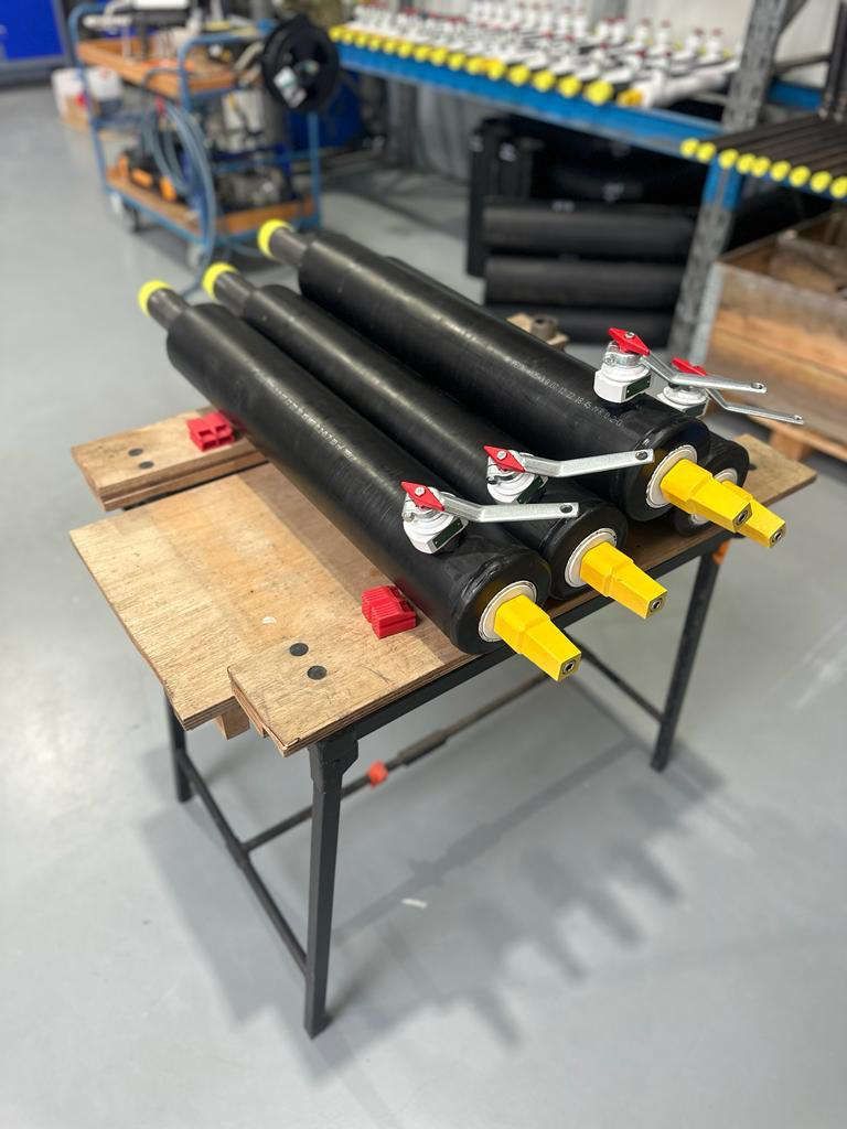 3 Erdarmaturen auf einem Tisch