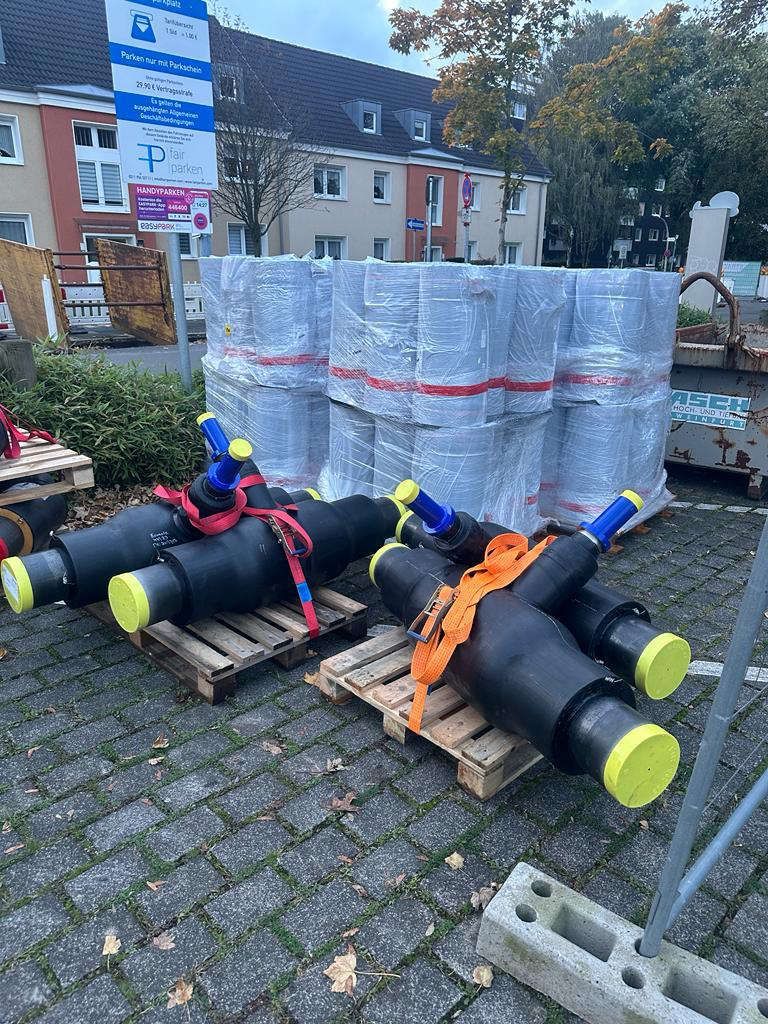 Mehrere große Erdarmaturen draußen auf Paletten befestigt