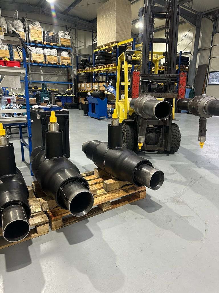 2 große Erdarmaturen auf einer Palette im Lager