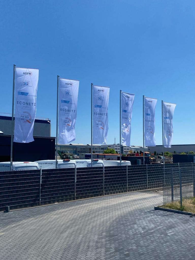 Firmengelände Econetz - Flaggen draußen