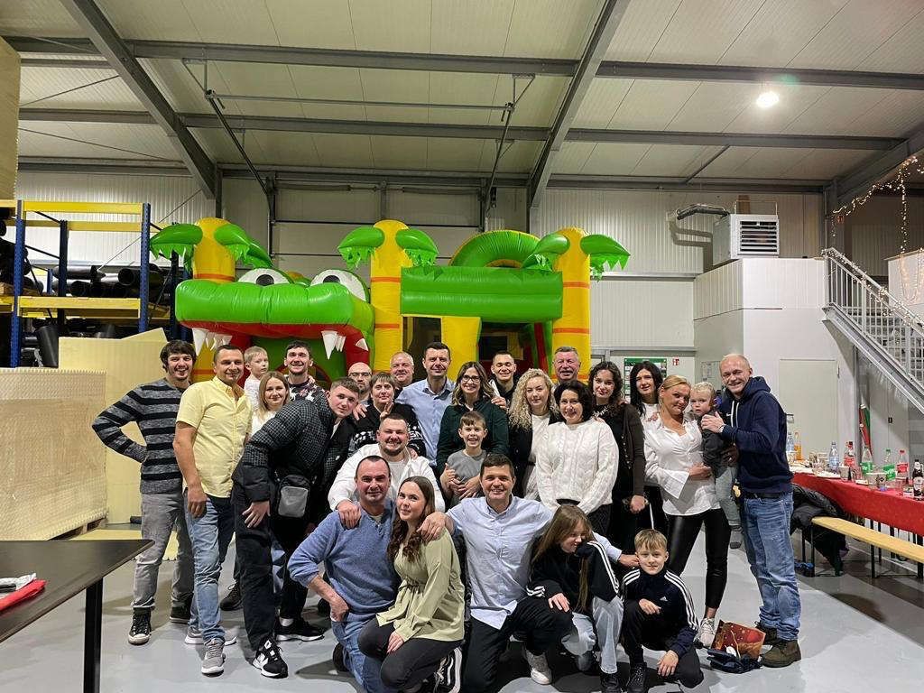 Firmenevent - Teamfoto der Mitarbeiter vor der Hüpfburg