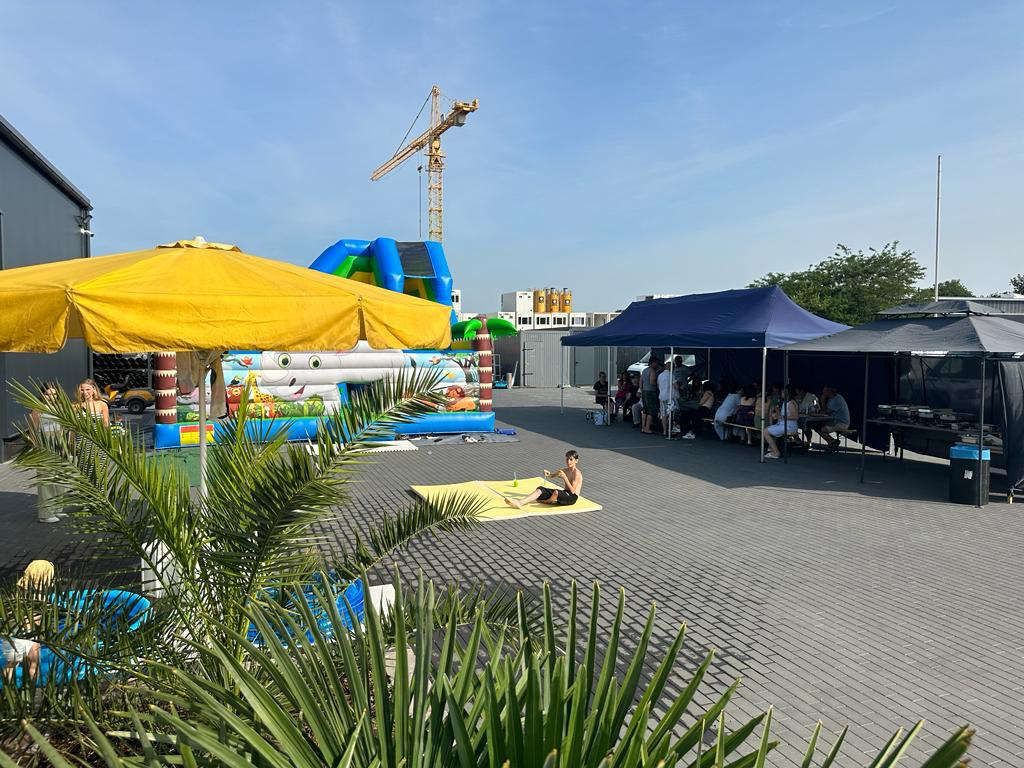 Firmenevent Innenhof mit Hüpfburg und Überdachungen