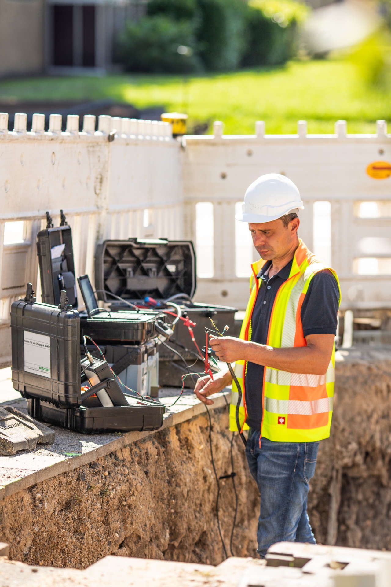 Bauleiter kontrolliert Werte in einer Baustelle