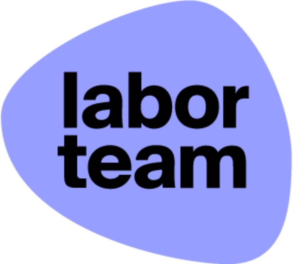 Schwarzer Text „Labor team“ vor einer blauen Form.