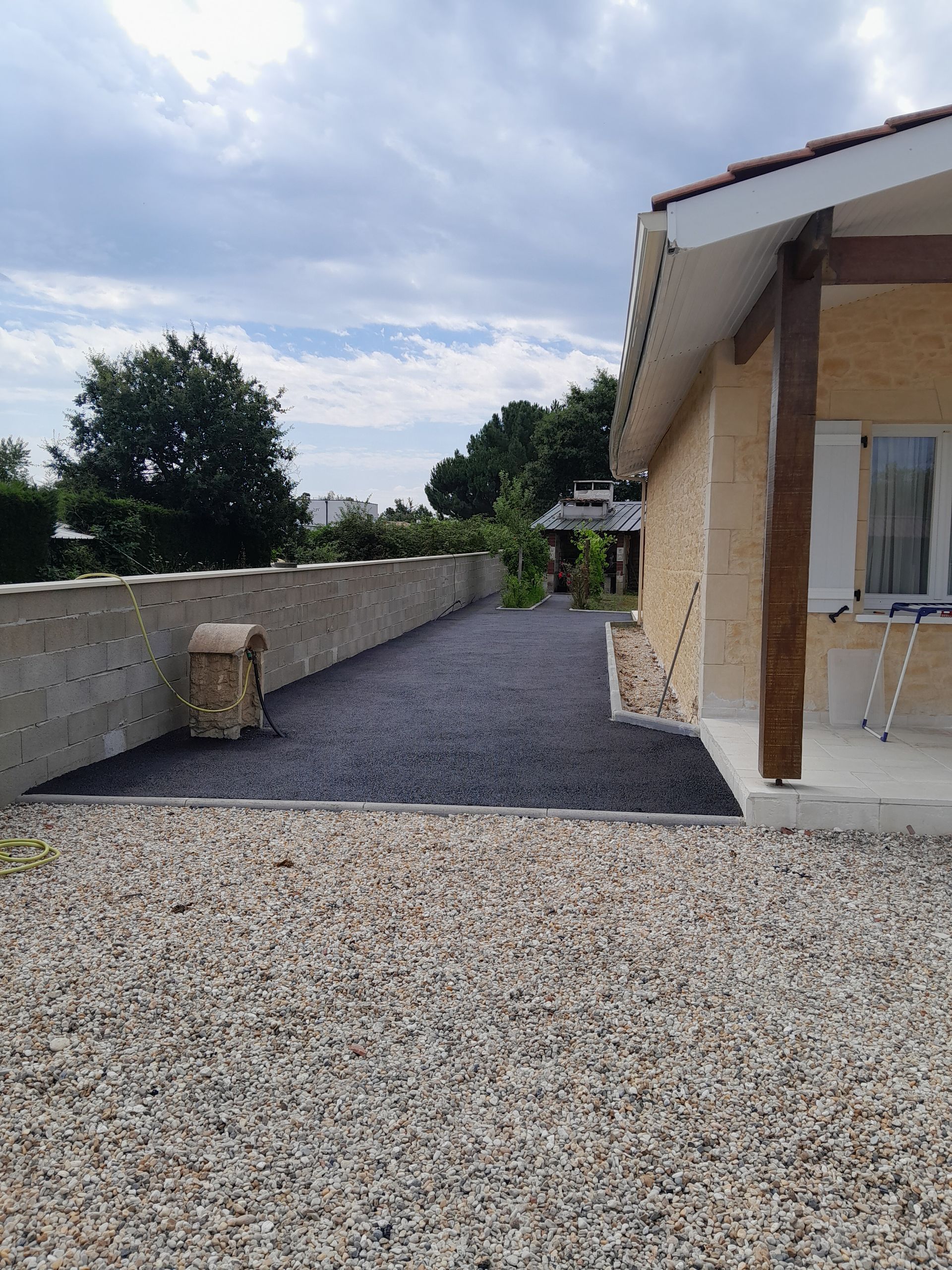 Sol en goudron et cailloux