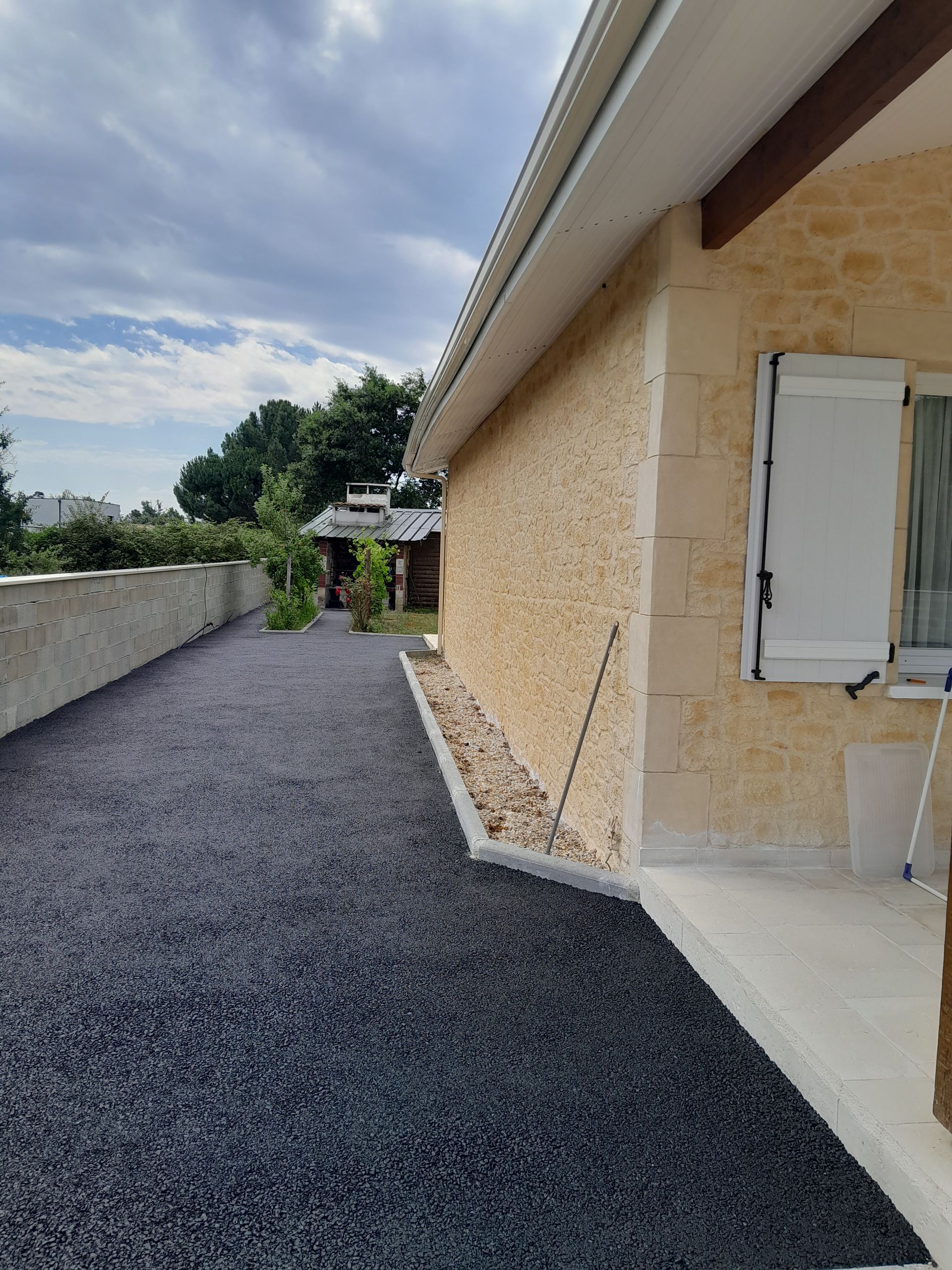 Tour de maison en goudron