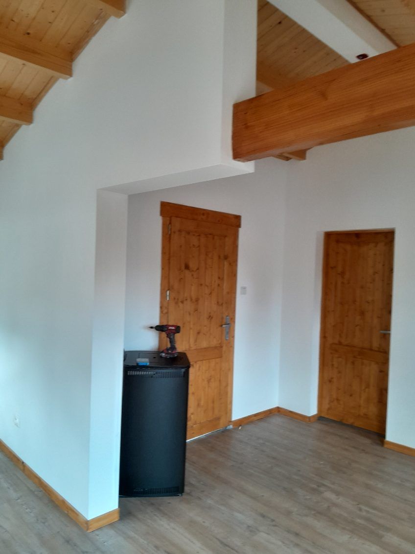 Murs blancs et portes en bois