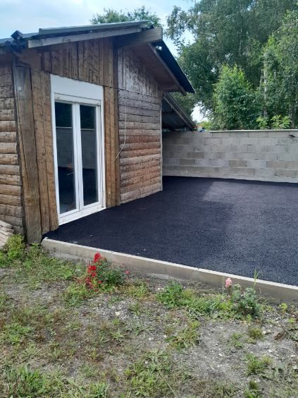 Goudron autour d'un cabanon en bois