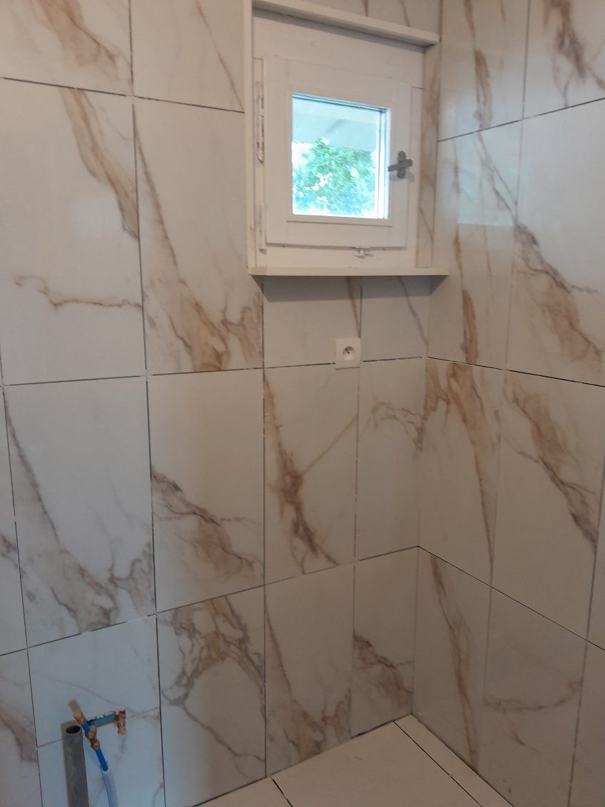 Pose de carrelage dans une salle de bains