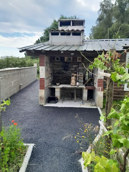 Goudron autour d'un abris