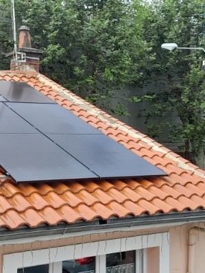 Toit avec panneaux solaires