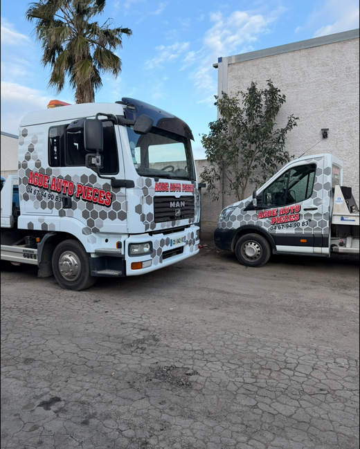 Deux camions apparteant à l'entreprise Agde Auto Pièces.
