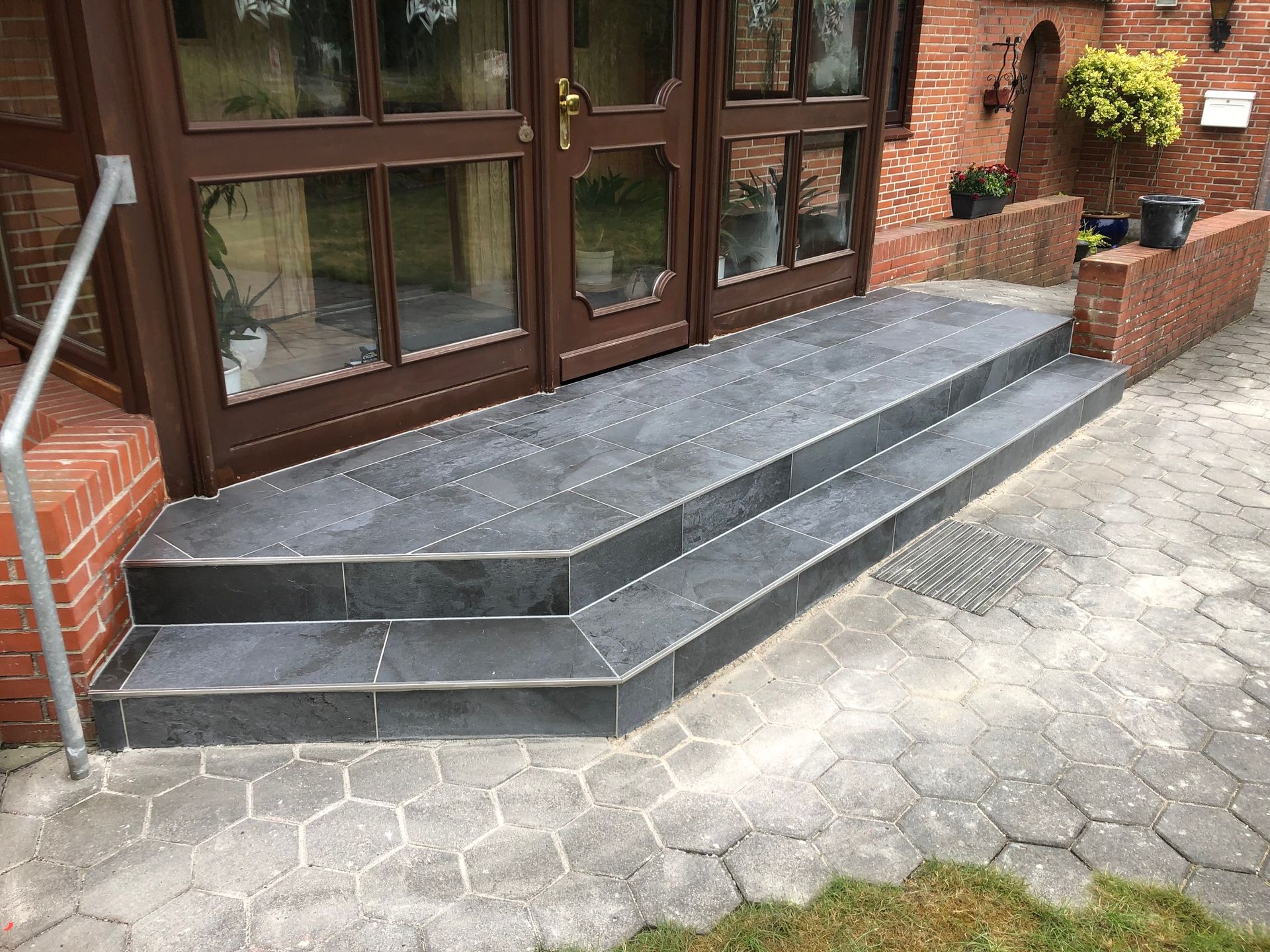 Eine Treppe, die zum Eingang eines Hauses hinaufführt.