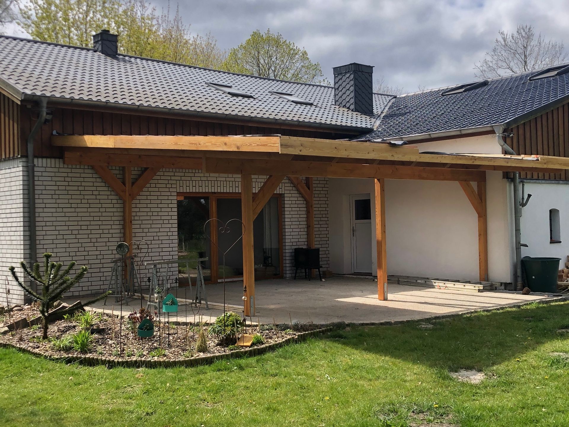 Ein Haus mit einer Holzterrasse davor