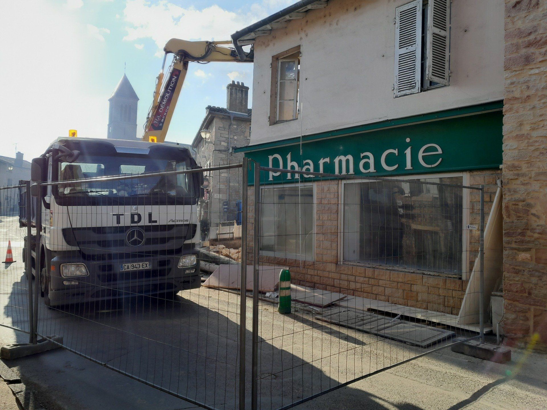 Démolition à côté d'une pharmacie