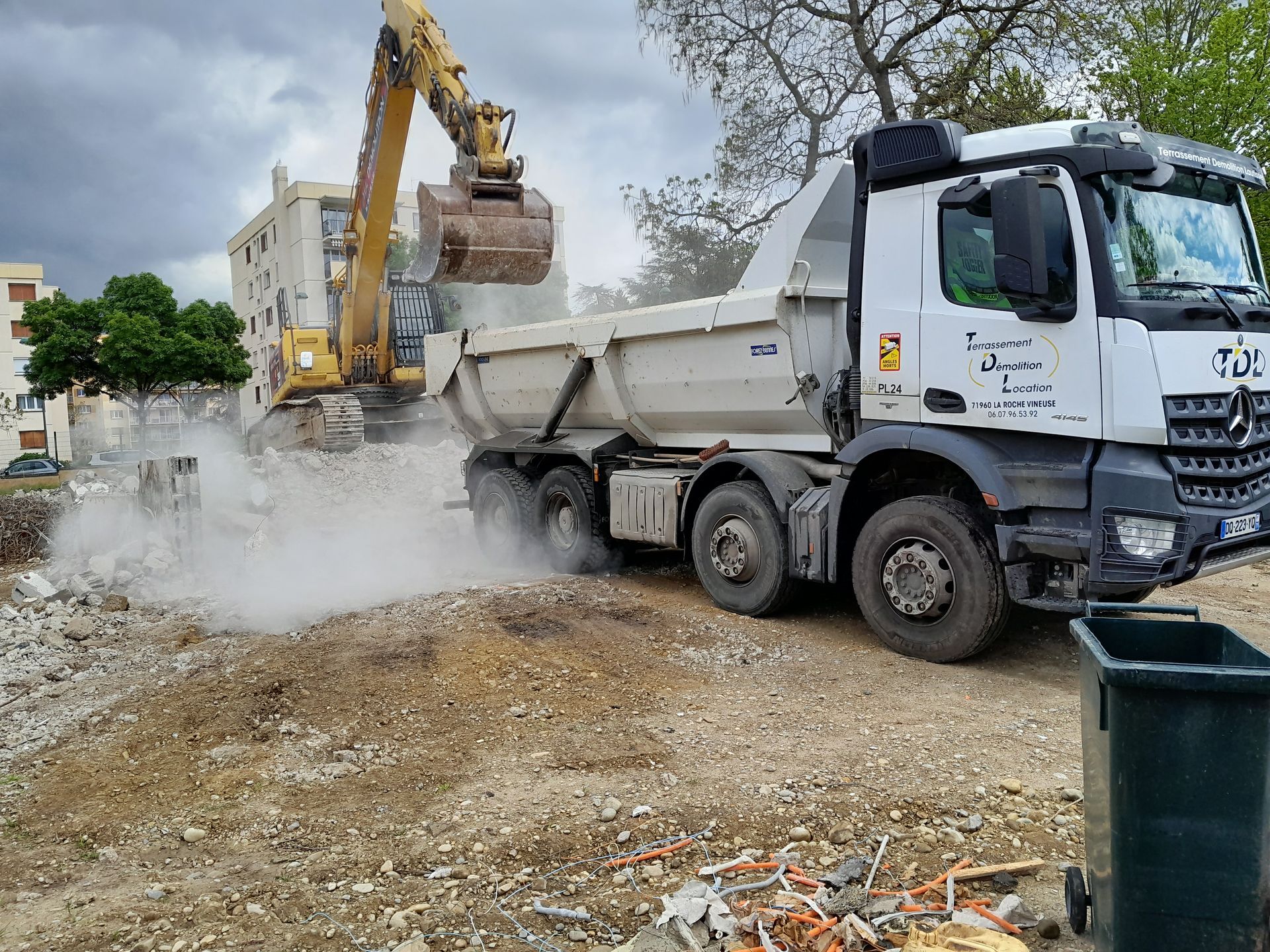 Camion en train d'être chargé de gravats