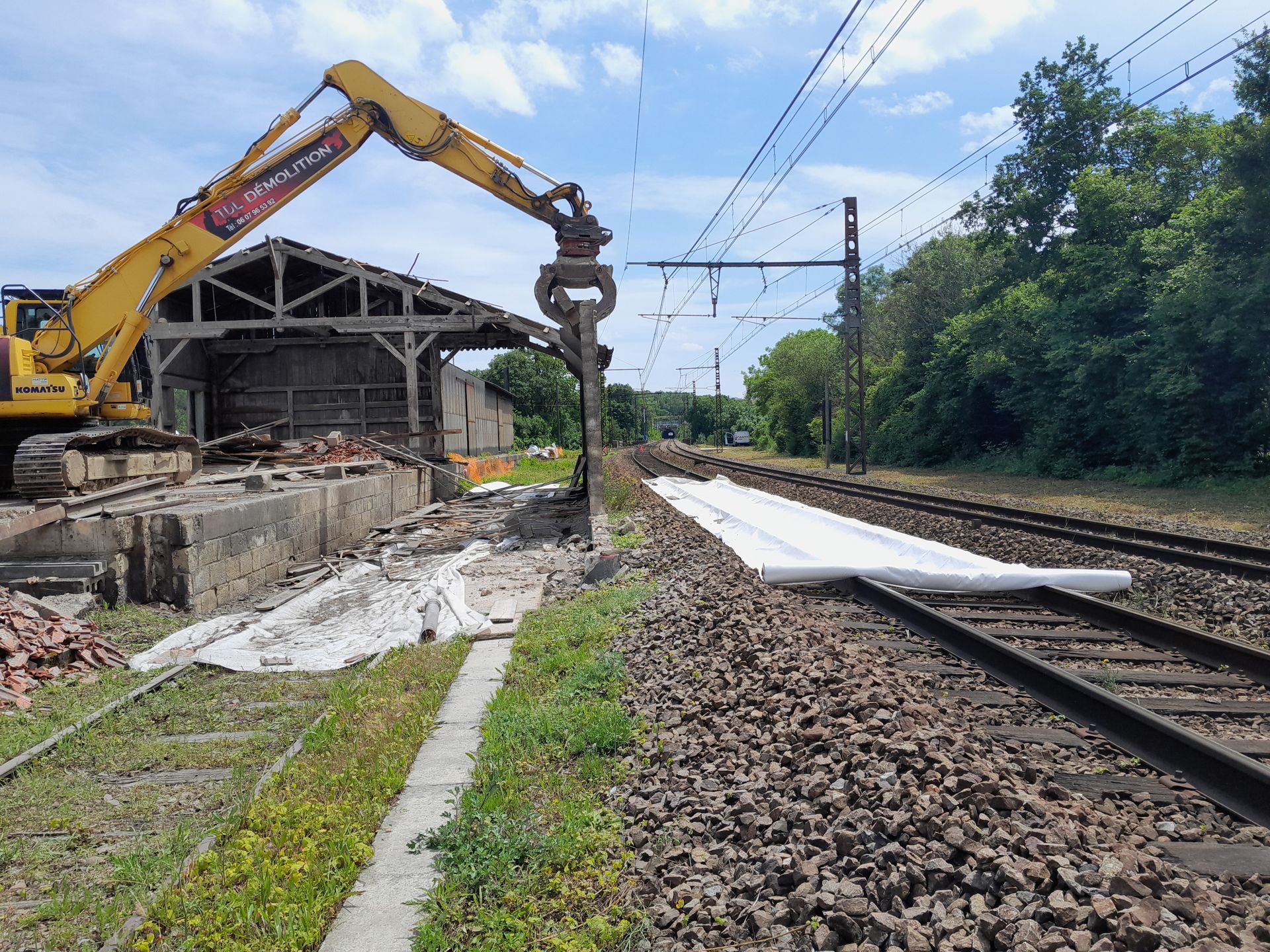 Démolition près d'un chemin de fer