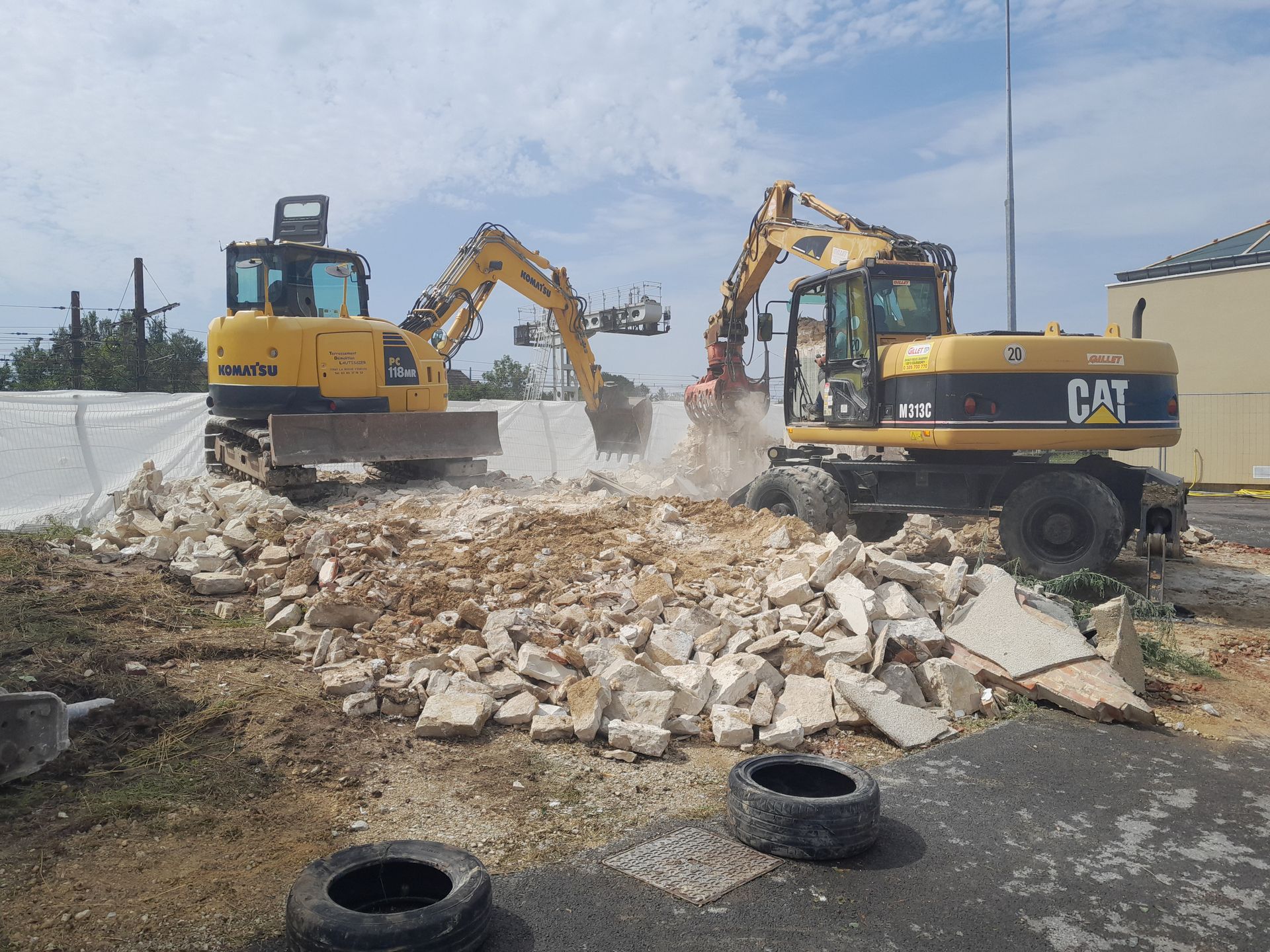 Deux machines en train de déplacer les gravats
