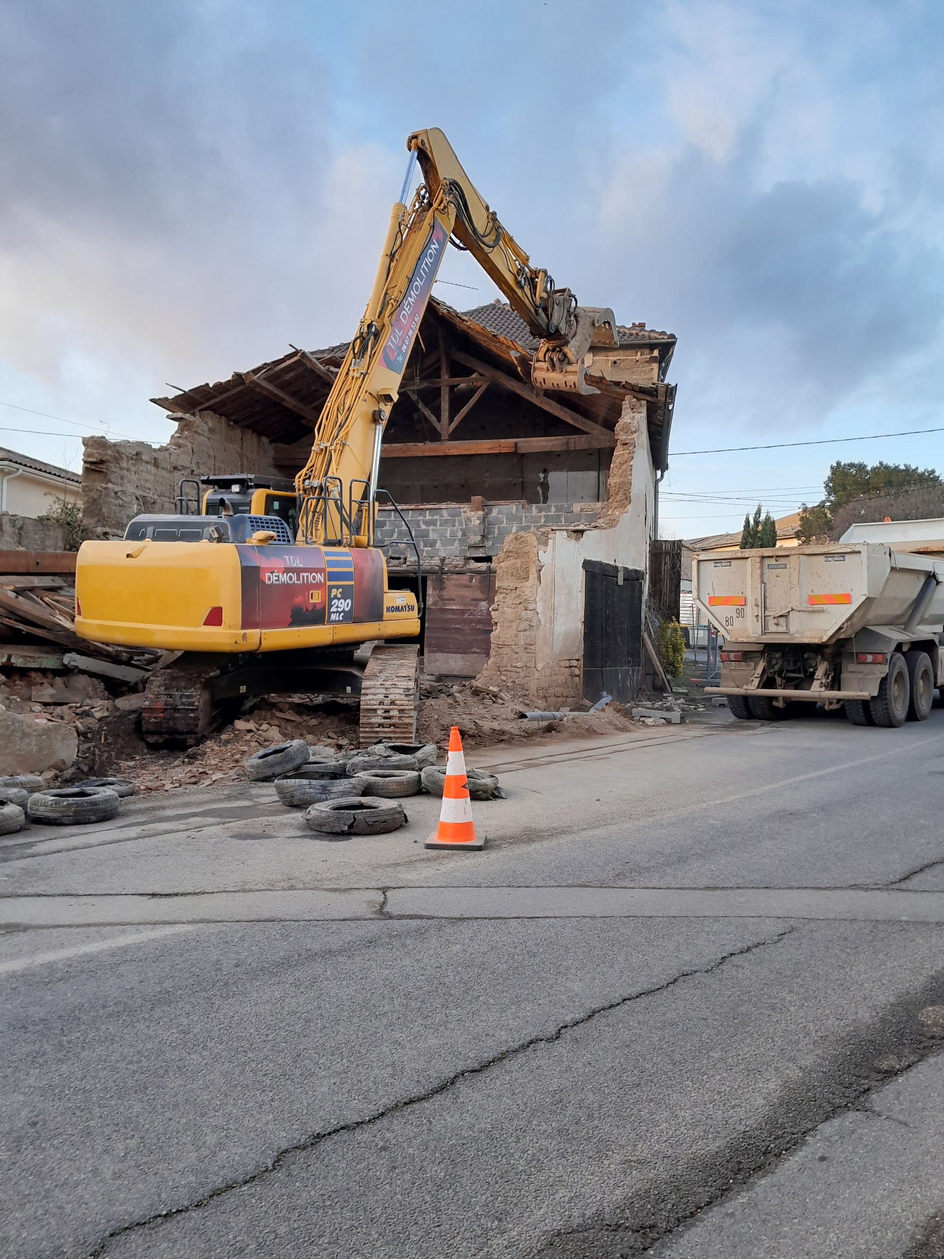 Démolition près d'une route