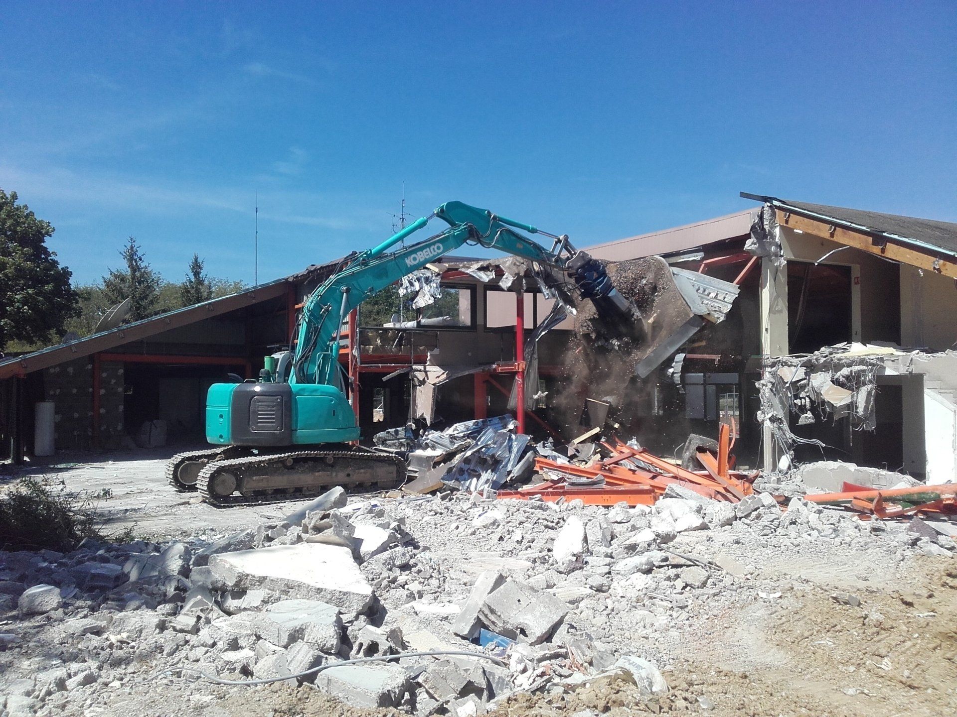 Démolition d’un bâtiment en zone résidentielle