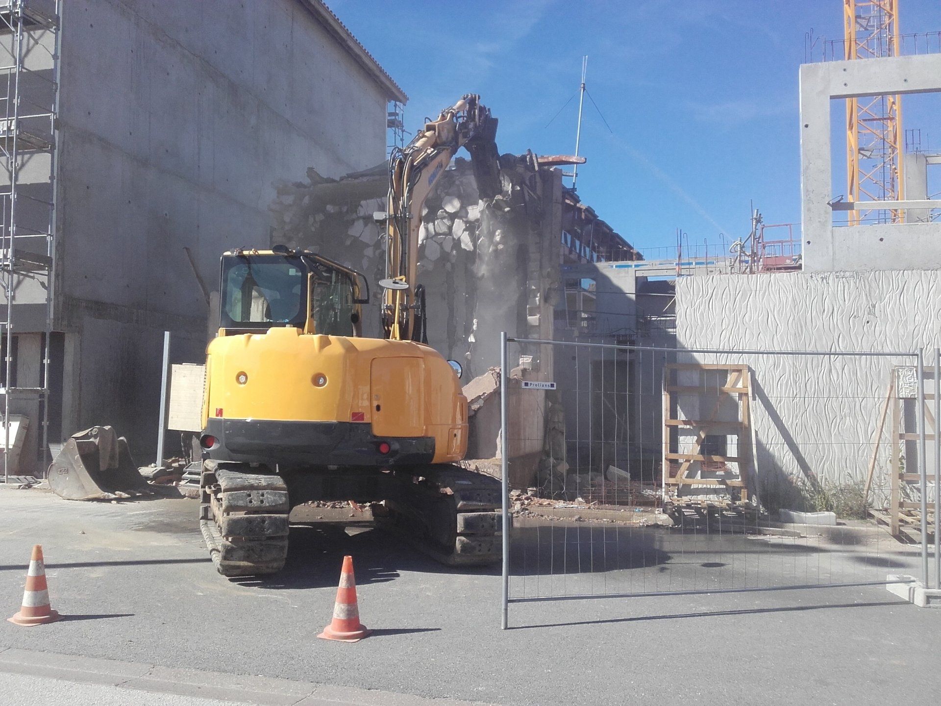 Engins en action pour la démolition