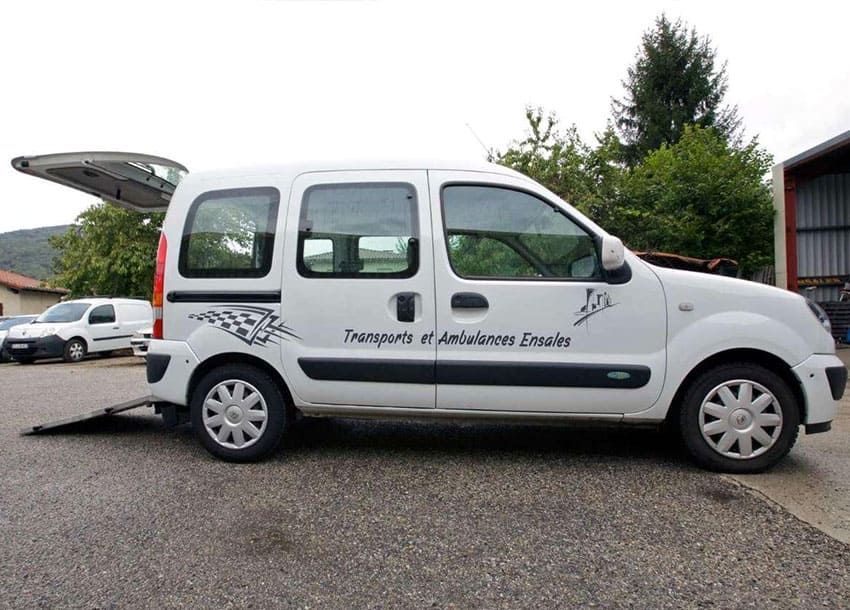 Voiture avec hayon ouvert pour les personnes en fauteuil roulant