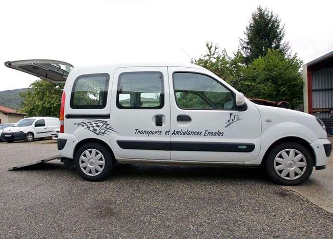 Voiture avec hayon ouvert pour les personnes en fauteuil roulant