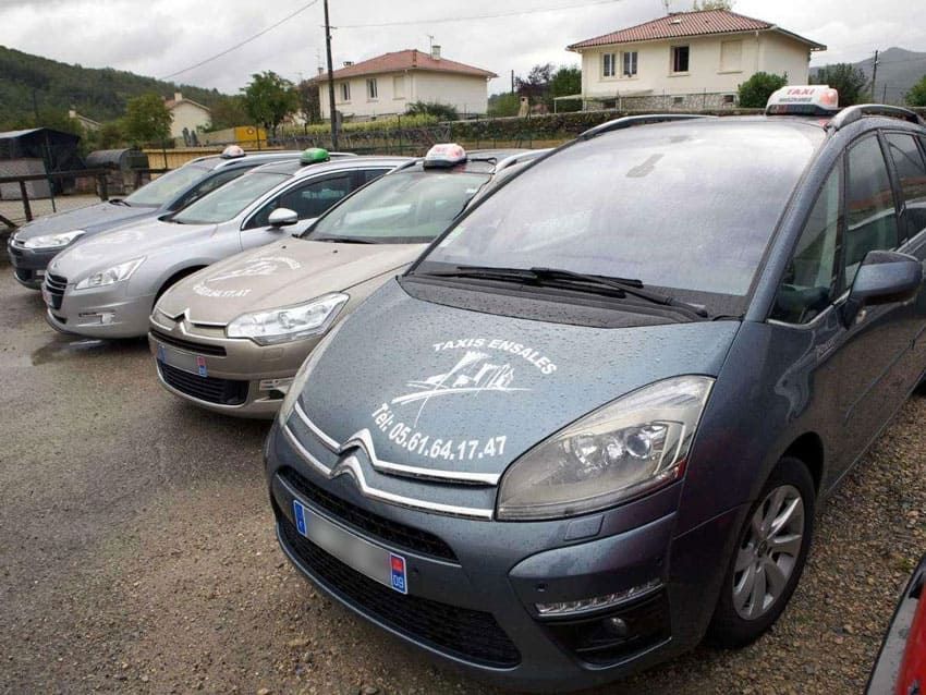 La flotte de taxis estampillés du logo de l'entreprise