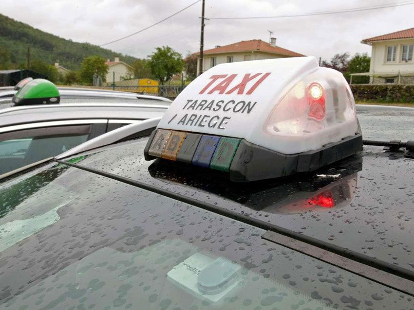 Enseigne lumineuse sur le capot d'un taxi