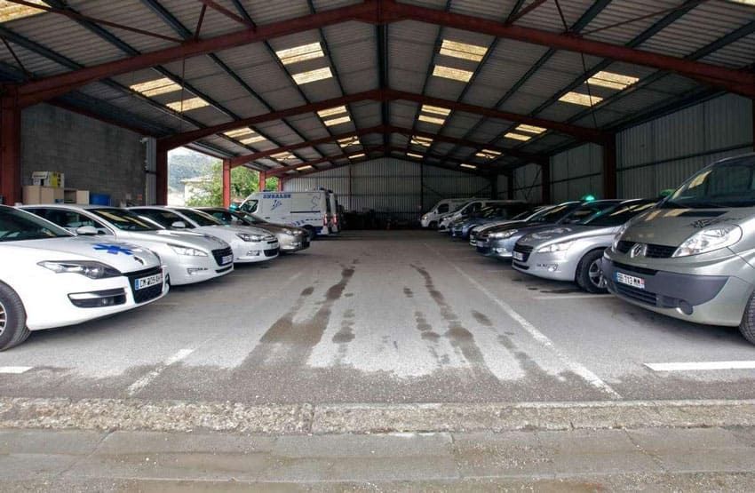 Vue intérieur du hangar avec la flotte de VSL de l'entreprise