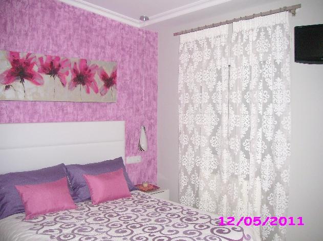 Cortina en tejido devore con barra rectangular en dormitorio
