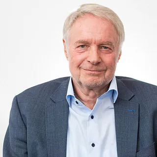 Ein Bild von einem Mann in Portraitaufnahme