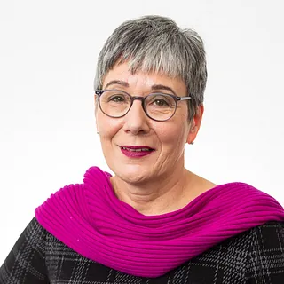 Ein Bild von einer Frau in Portraitaufnahme