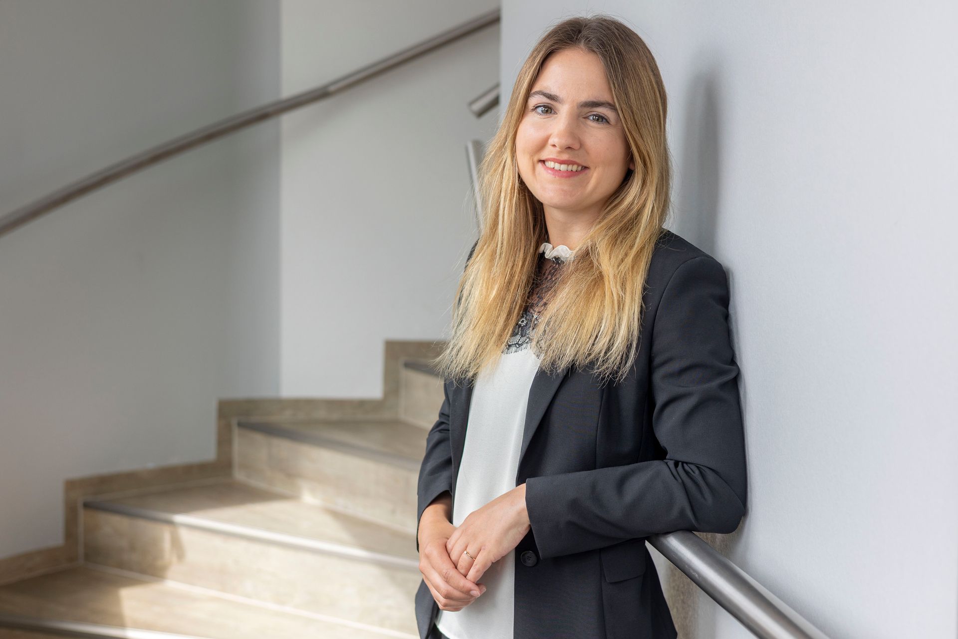 Ein Bild von einer Frau in Portraitaufnahme