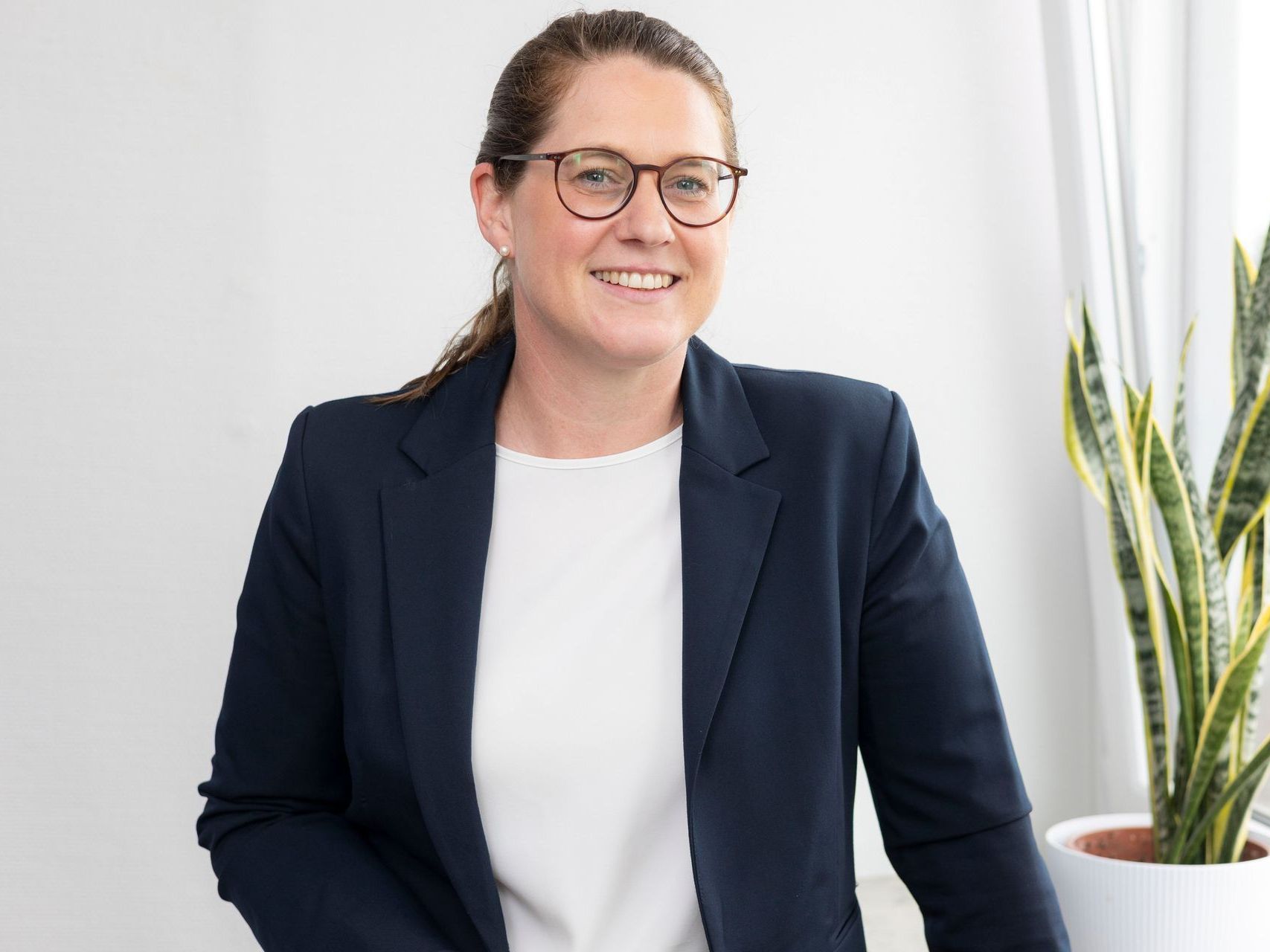 Ein Bild von einer Frau in Portraitaufnahme