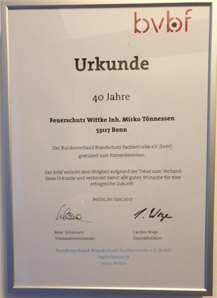 Ein gerahmtes Zertifikat mit der Aufschrift „Urkunde 40 Jahre“