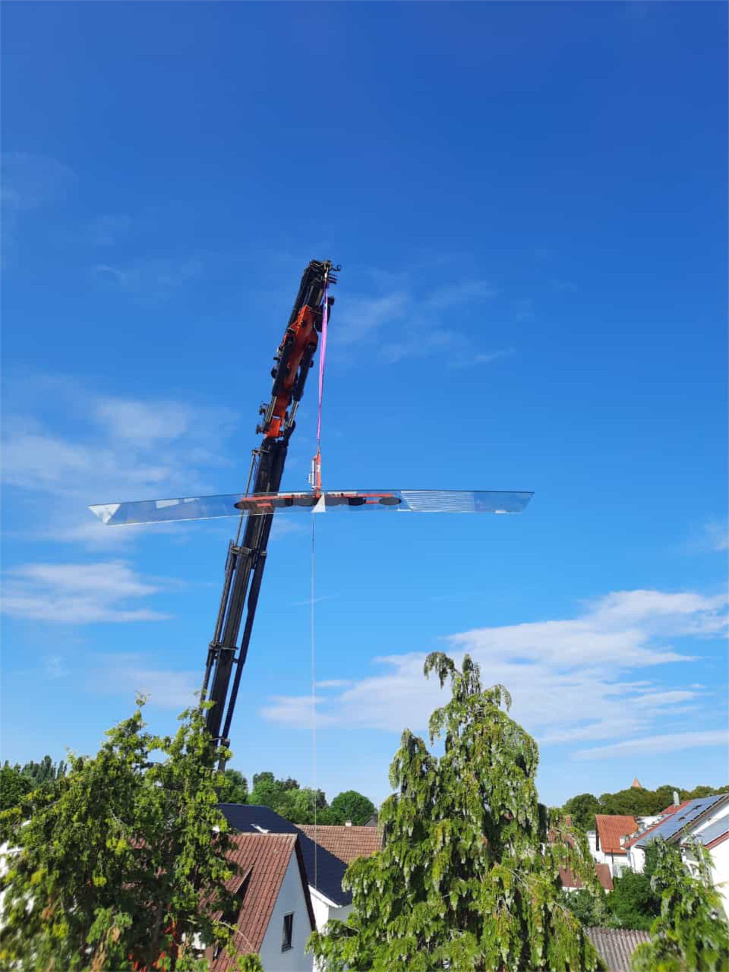 Kranarm mit einer Glasscheibe