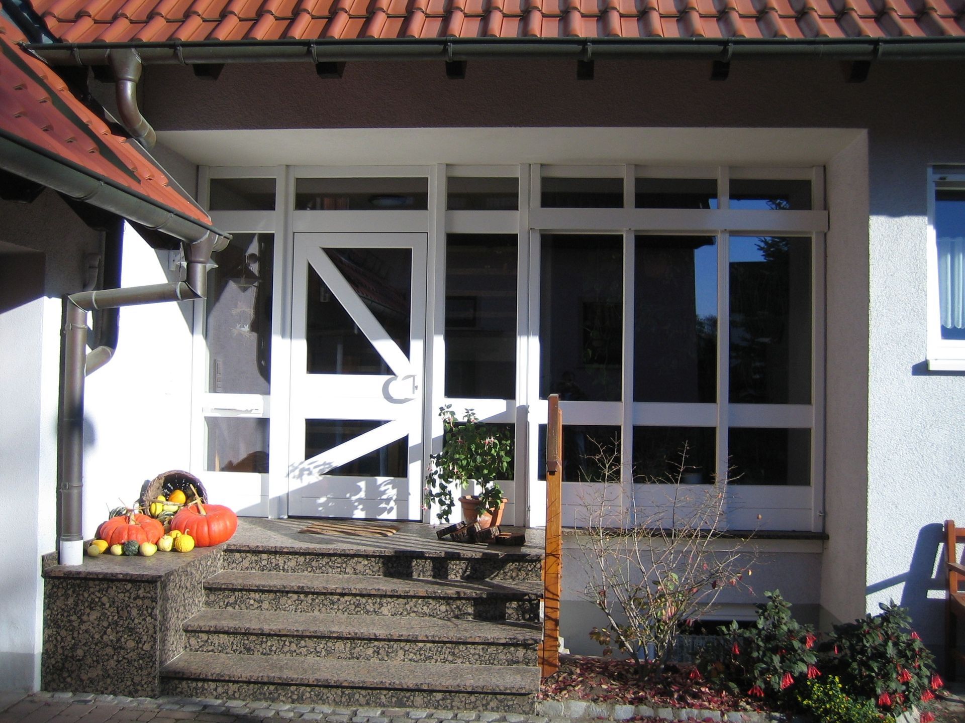 Ein moderner Haustüreingang mit Glasscheiben