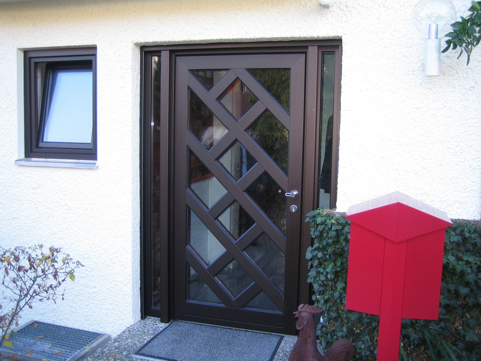 Eine gemusterte Vollholztür mit Glas