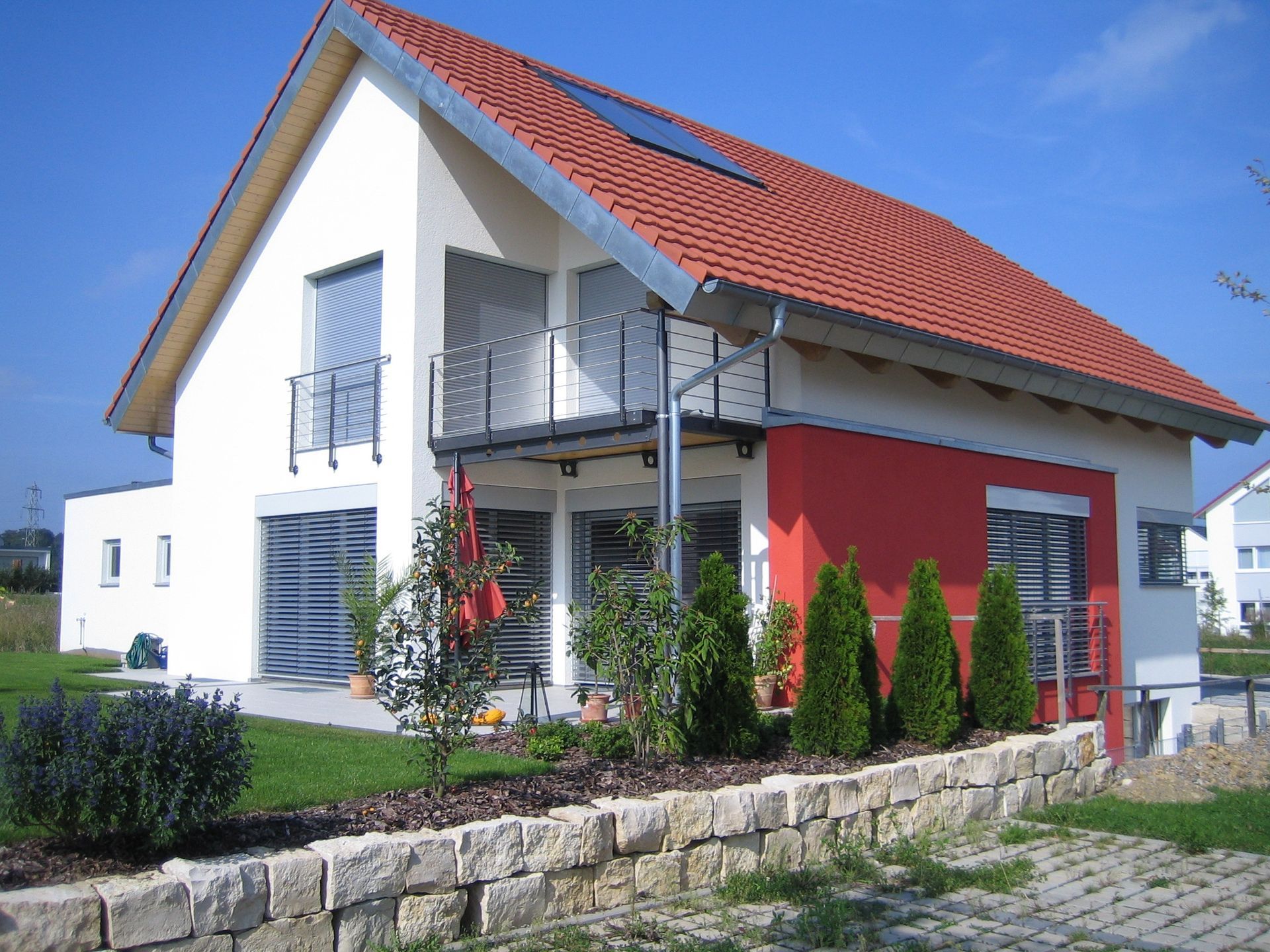 Eine gläsender Zaun auf einem Balkon