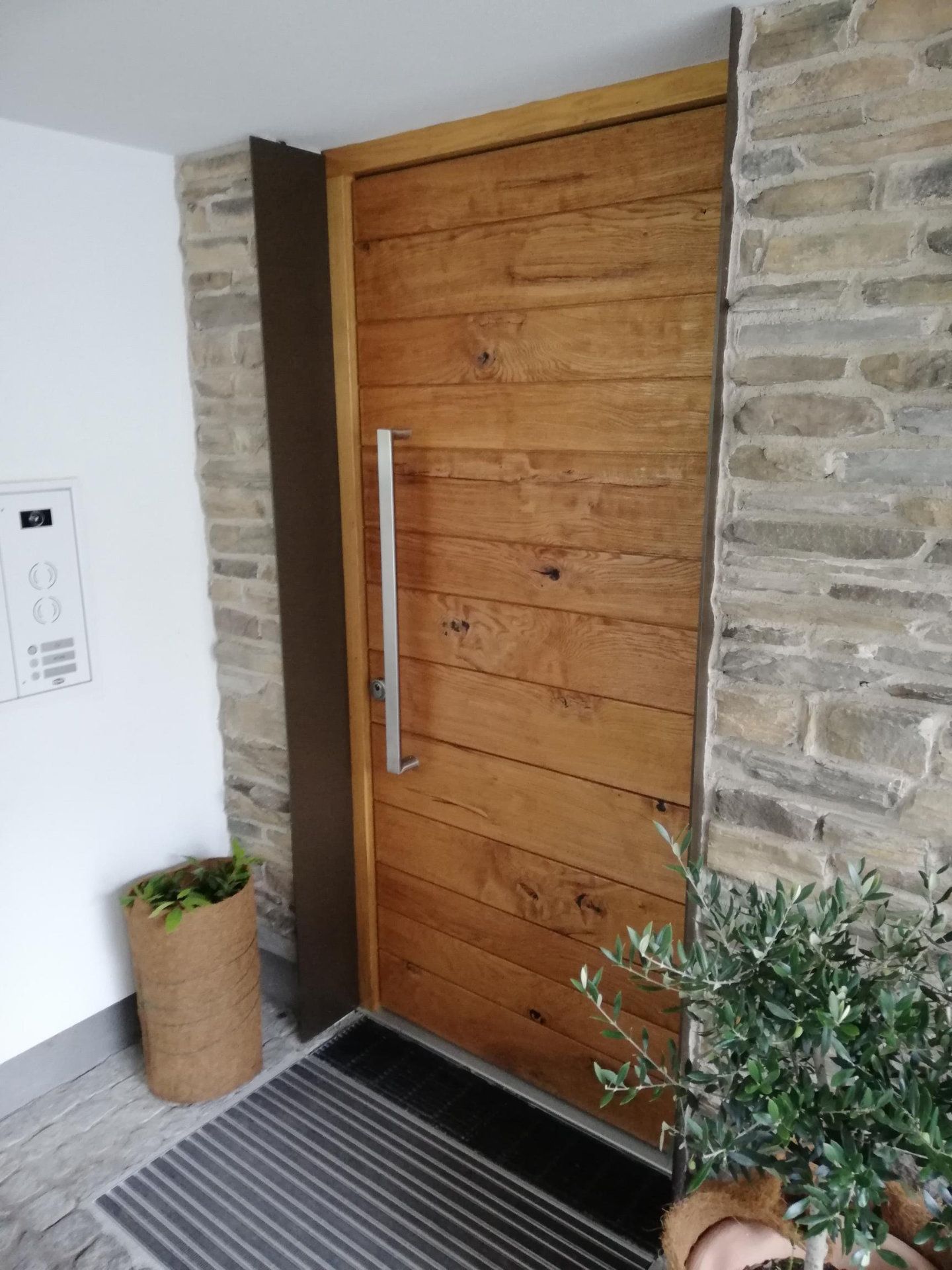 Eine moderne Vollholztür