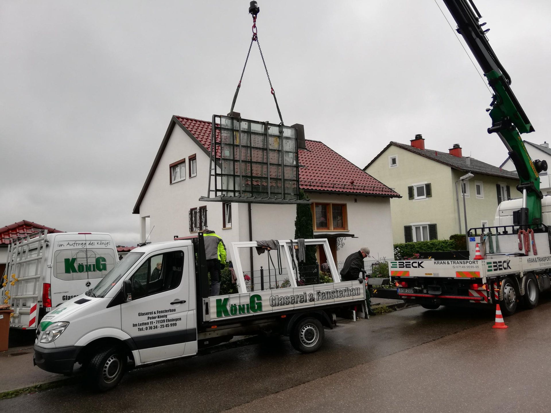 Anlieferung von Glasscheiben und Fenstern für ein Wohnhaus