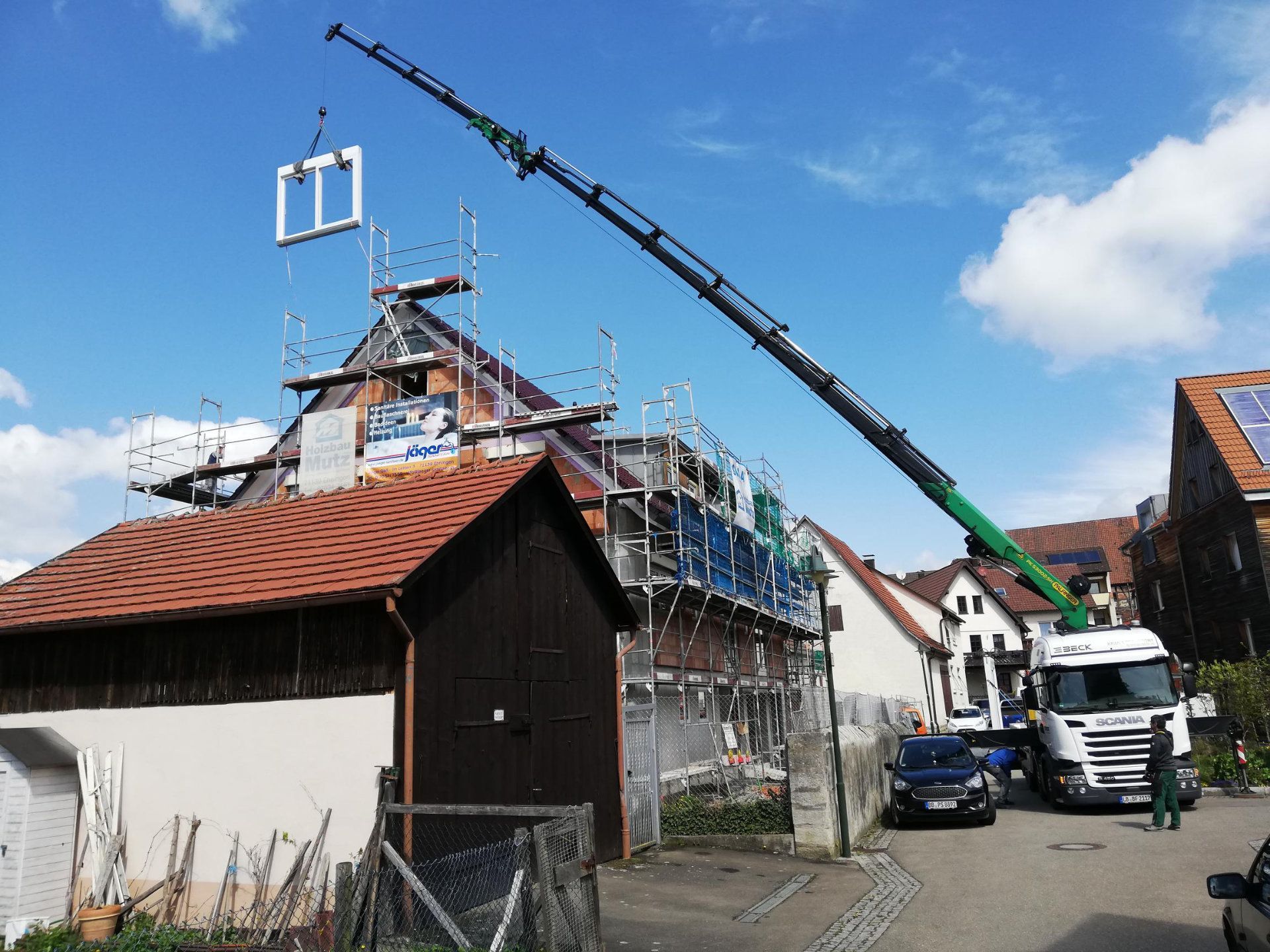 Krananlieferung von Fensterrahmen für die Renovierung/Sanierung eines Wohnhauses