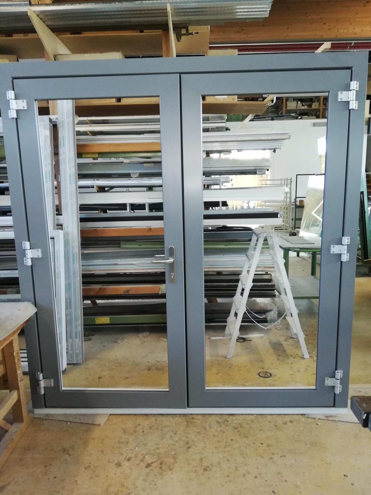 Metallrahmenkonstruktion einer Glastür