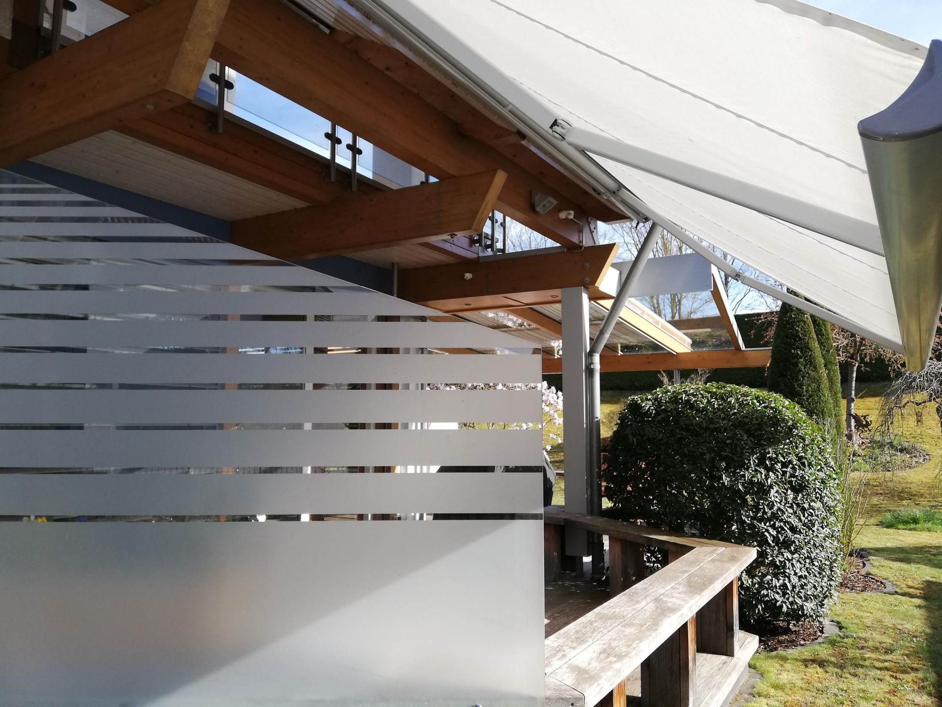 Glasscheibe mit Milchglasfolie beklebt als Sichtschutz für die Terrasse