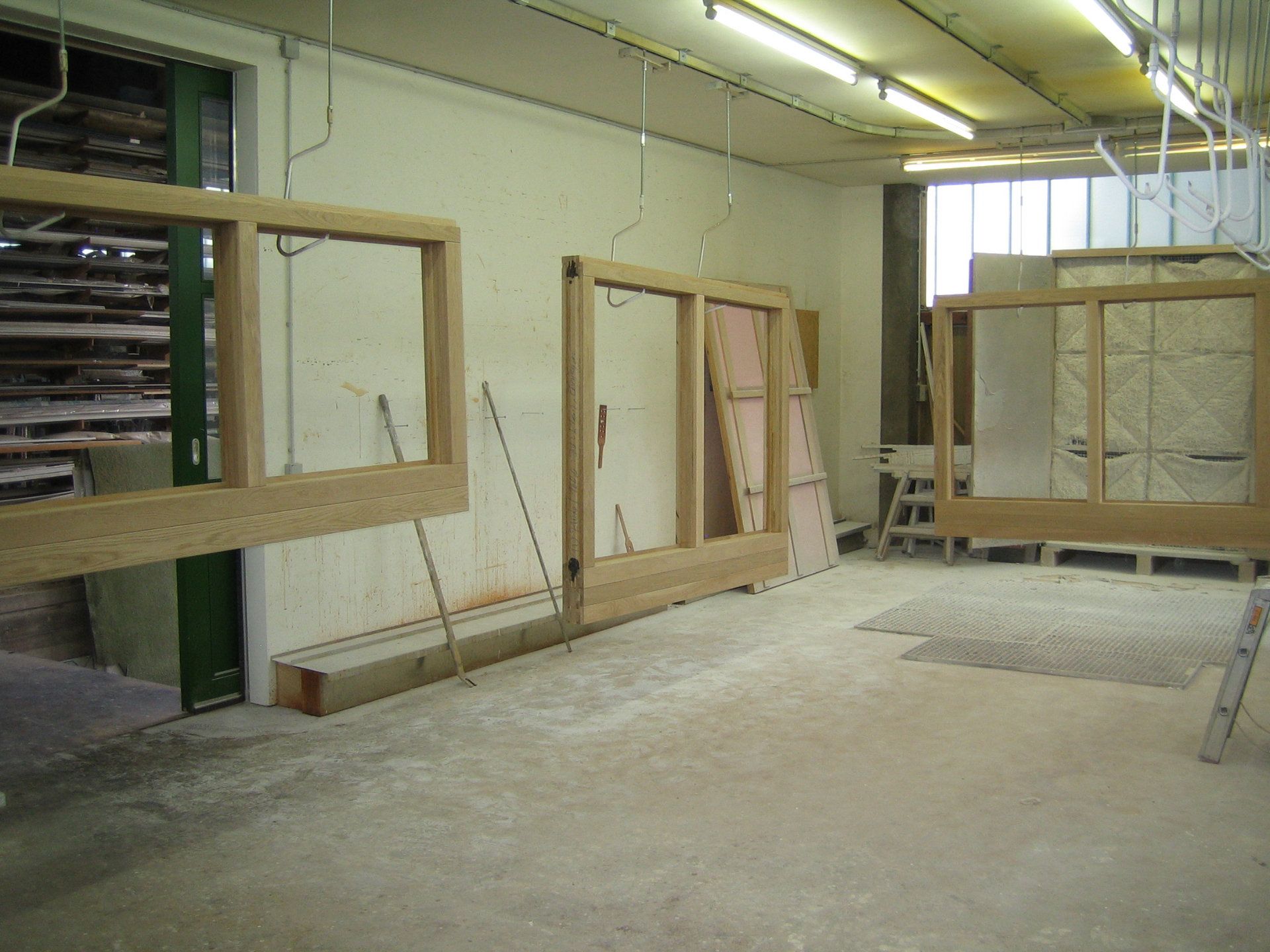 Holzfensterrahmen bereit zur Lackierung