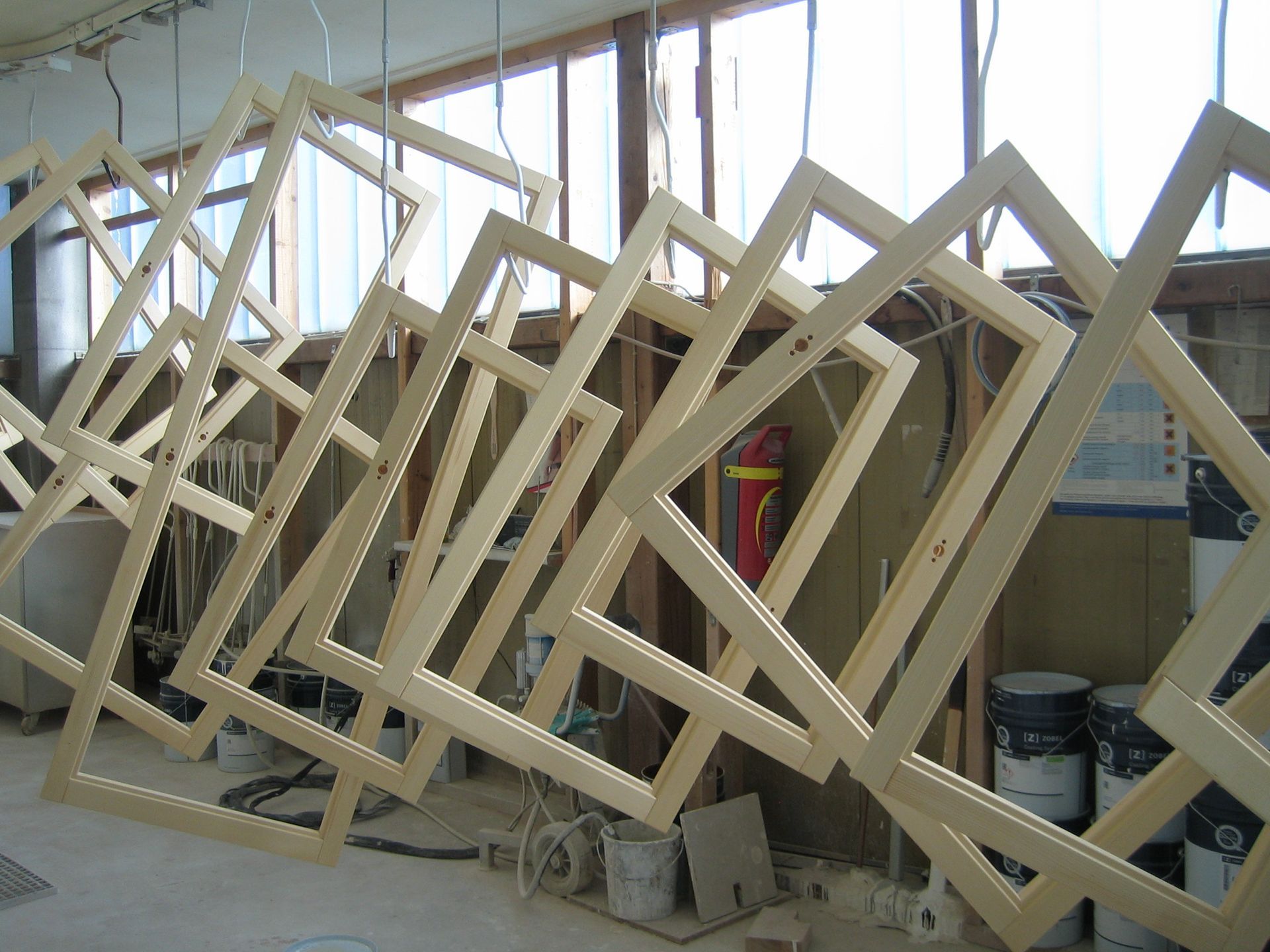 Holzfensterrahmen in einem Lager, bereit zur Lackierung
