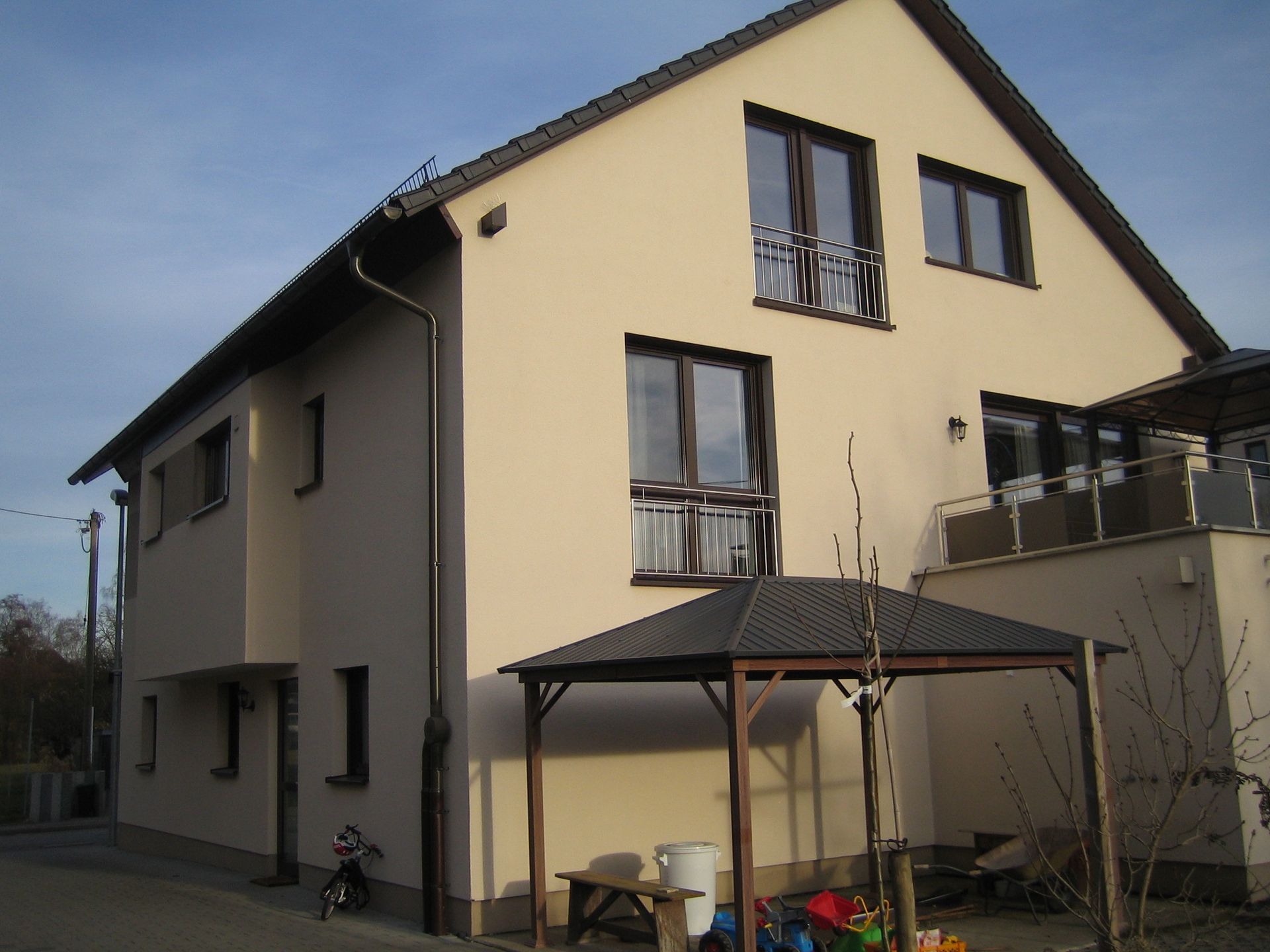 Ein großes Haus mit einem Pavillon davor