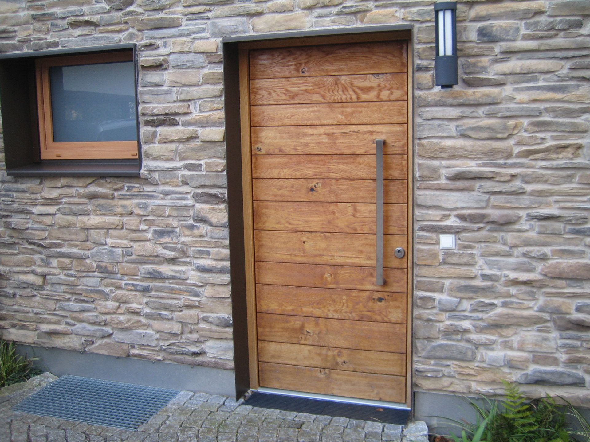 Eine moderne Vollholztür